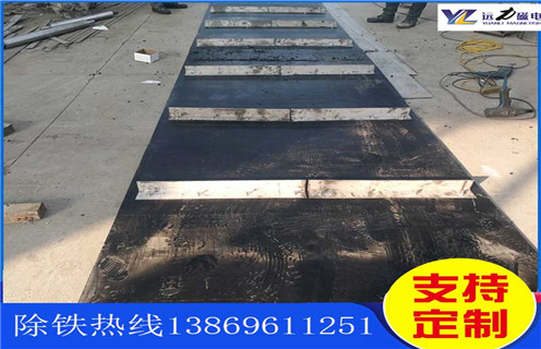 不銹鋼除鐵器皮帶廠家服務(wù)湖南皮帶懸掛式除鐵器，除鐵器卸鐵皮帶主要是安裝在各個(gè)型號(hào)的電磁、永磁自卸式除鐵器上，當(dāng)輸料皮帶上的散狀物料經(jīng)過(guò)自卸除鐵器底部時(shí)，混雜在物料中的鐵磁性雜質(zhì)在除鐵器磁芯強(qiáng)大的磁場(chǎng)力作用下被吸附到除鐵器卸鐵皮帶上，由不停運(yùn)轉(zhuǎn)的卸鐵皮帶將吸附住的鐵雜質(zhì)刮出，卸進(jìn)集鐵箱，從而達(dá)到自動(dòng)連續(xù)除鐵的目的。無(wú)需人工清理，實(shí)現(xiàn)了自動(dòng)化除鐵。  一、不銹鋼除鐵器皮帶廠家服務(wù)湖南皮帶懸掛式除鐵器選型指南：  1.提供卸鐵皮帶準(zhǔn)確的帶寬、周長(zhǎng)及厚度。  2.了解清楚所需卸鐵皮帶為一次性成型的環(huán)帶還是帶接頭式的，其次確認(rèn)卸鐵刮板為膠條一體式刮板還是不銹鋼刮板。  注：一般情況下，除鐵器生產(chǎn)廠家在生產(chǎn)除鐵器時(shí)用的是一次性成型的環(huán)帶，但用戶在后期更換時(shí)，一次性成型的環(huán)帶不方便更換及安裝，需將除鐵器大拆大卸，套上卸鐵皮帶之后，然后重新組裝，更換非常麻煩。帶接頭式的卸鐵皮帶就很大程度上解決了這一問(wèn)題，省去了拆裝除鐵器的過(guò)程，只需要將皮帶安裝之后在接頭處對(duì)接即可,省時(shí)省力，結(jié)實(shí)耐用。  二、不銹鋼除鐵器皮帶廠家服務(wù)湖南皮帶懸掛式除鐵器  除鐵器接通電源后，勵(lì)磁系統(tǒng)產(chǎn)生強(qiáng)大的磁場(chǎng)，當(dāng)輸送機(jī)械上的散狀物料經(jīng)過(guò)除鐵器下方時(shí)，混雜在物料中的鐵磁性雜物，在除鐵器磁場(chǎng)力作用下被不斷吸起(鐵磁性雜物重量為0.1-25kg)，吸附在除鐵器下表面上，當(dāng)需要除去吸附在除鐵器上的鐵磁性雜物時(shí)，可將除鐵器移至集鐵箱上方，切斷勵(lì)磁電源設(shè)備磁場(chǎng)消失，鐵磁性雜物在重力作用下掉入集鐵箱中。